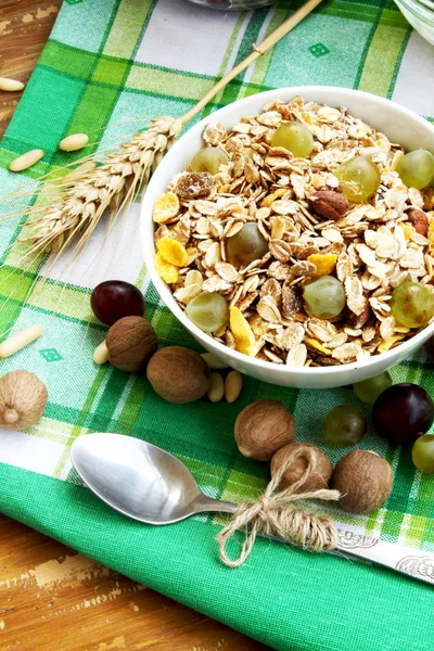 Breakfast with musli and grapes — Stock Photo, Image