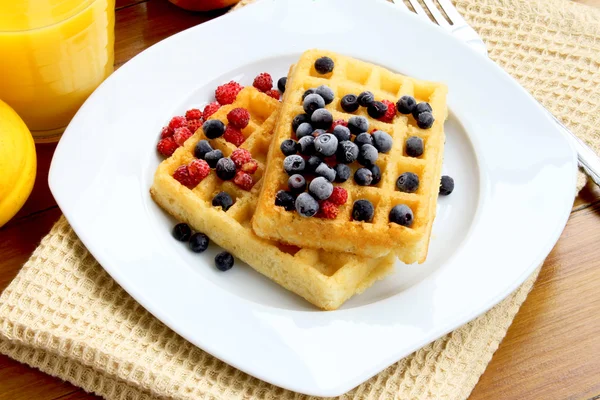 Waffeln mit Beeren — Stockfoto