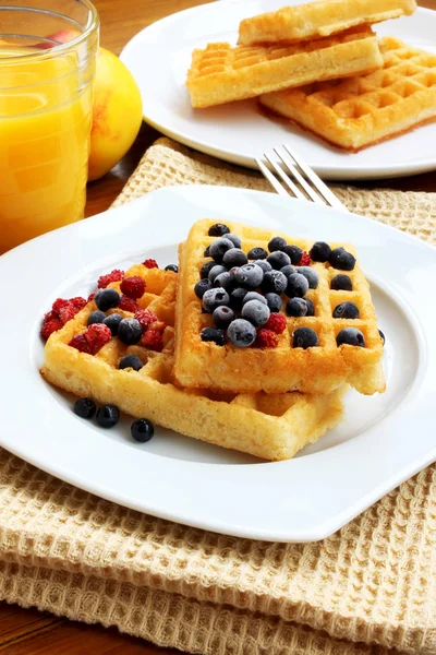 Waffeln mit Beeren — Stockfoto