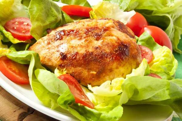 Pečená kuřecí prsíčka se salátem — Stock fotografie