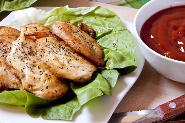 Pechuga de pollo al horno con salsa —  Fotos de Stock