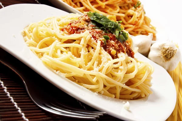 Pasta met saus en Parmezaanse kaas — Stockfoto