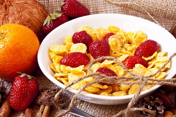 Strawberries and cereals breakfast — Stock Photo, Image