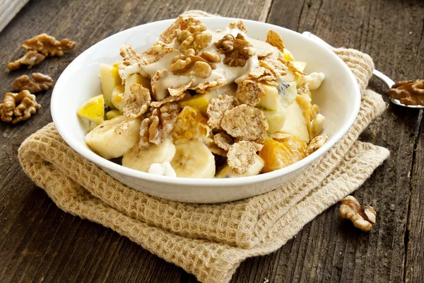 Muesli ontbijt met fruit, yoghurt en noten — Stockfoto