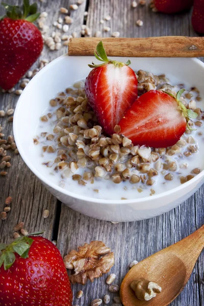 Frühstück mit Erdbeere — Stockfoto