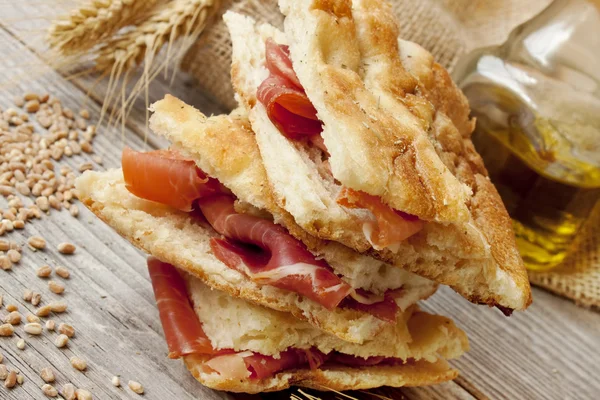 Focaccia au prosciutto crudo — Photo