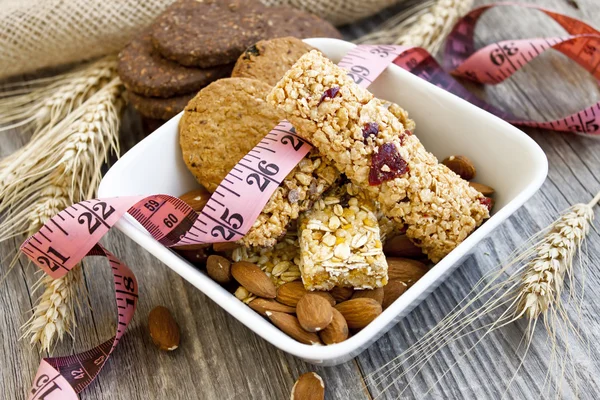 Muesli bares e amêndoas, conceito de dieta — Fotografia de Stock