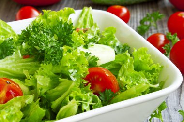 Taze sebze salatası.