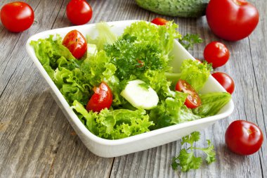 Taze sebze salatası.