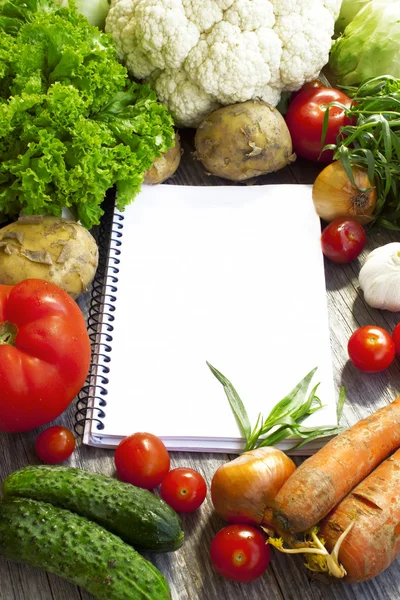 Recipe notebook and fresh vegetables — Stock Photo, Image