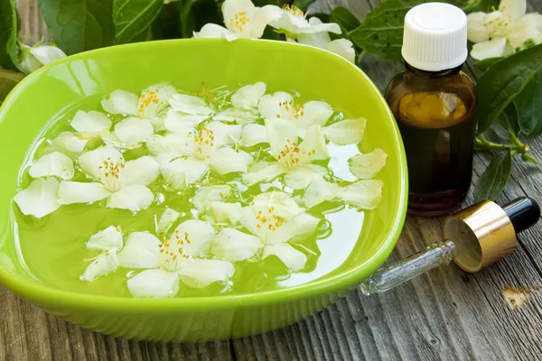 Spa con flores de jazmín y esencia — Foto de Stock