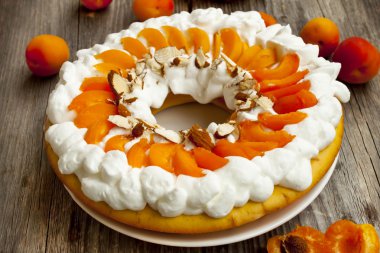 krem şanti ve kuşbaşı badem kayısı tart