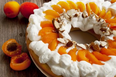 krem şanti ve kuşbaşı badem kayısı tart