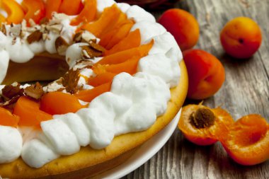 krem şanti ve kuşbaşı badem kayısı tart