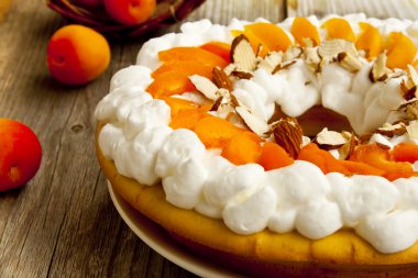 krem şanti ve kuşbaşı badem kayısı tart