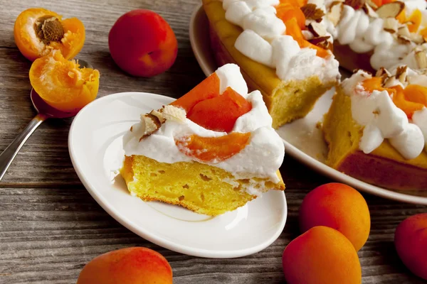 Aprikos tårta med vispad grädde och flingor mandlar — Stockfoto
