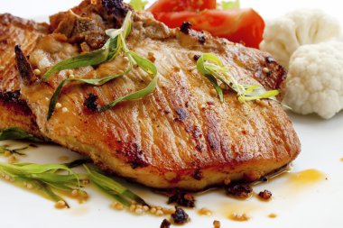 baharatlar ve sebzeler ızgara biftek