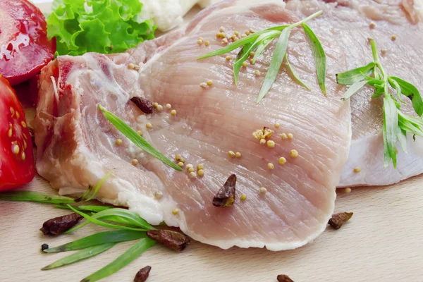 Filetti di costoletta di maiale crudo con spezie — Foto Stock