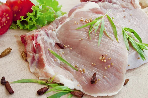 Filetti di costoletta di maiale crudo con spezie — Foto Stock