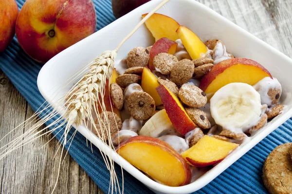 Frukost skål med flingor och persikor — Stockfoto