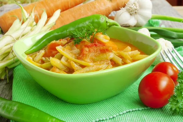 Haricot beans stew with green peppers and tomatoes — Stock Photo, Image