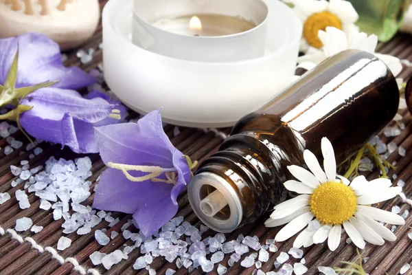 Bouteille d'essence et fleurs de spa — Photo