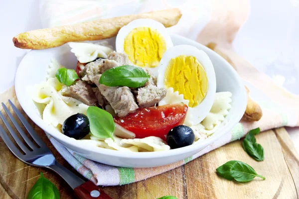 Salada com atum e ovos cozidos — Fotografia de Stock