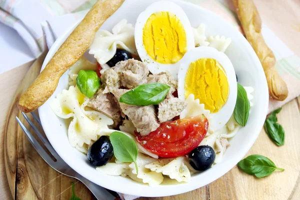 Ensalada con atún y huevos cocidos — Foto de Stock