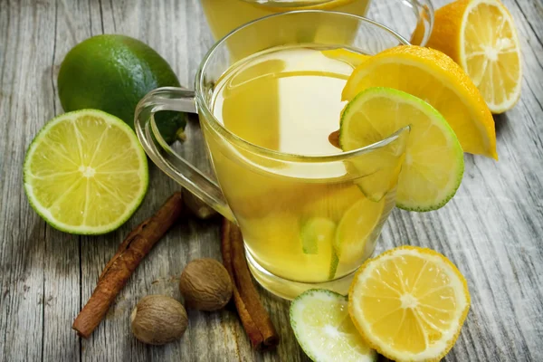 Limonata limon, nane ve tarçın — Stok fotoğraf