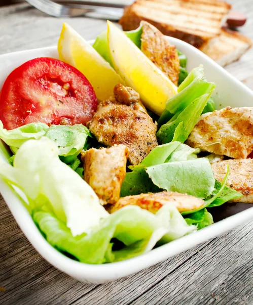 Zöldség saláta grillezett csirkemell — Stock Fotó