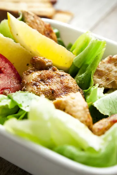 Vegetables salad with grilled chicken breast — Stock Photo, Image