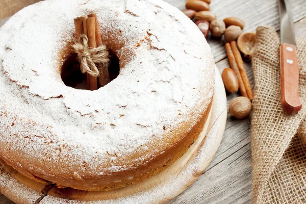 Pastel con azúcar en polvo, ciambellona — Foto de Stock