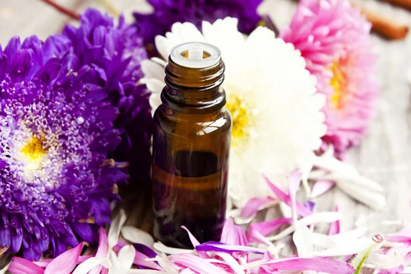 Aceite esencial y flores —  Fotos de Stock