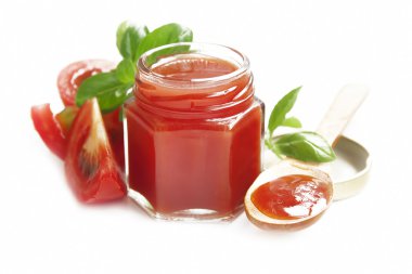 taze domates sosu üzerine beyaz izole fesleğen ile