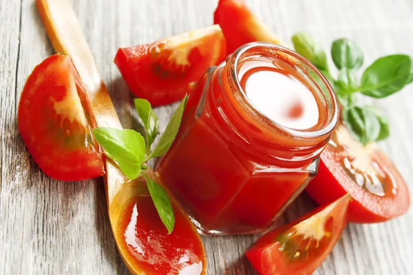Ahşap masa üzerinde fesleğen soslu taze domates — Stok fotoğraf