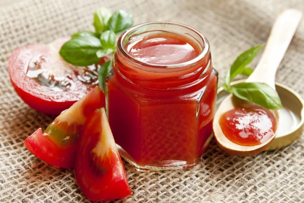 Fesleğenli taze domates sosu — Stok fotoğraf