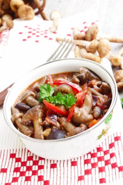 kırmızı biber ve maydanoz taze mantar yahnisi