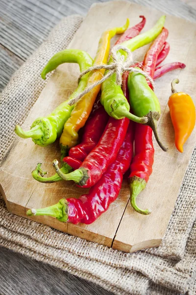 Pimentas de pimenta quente coloridas em helicóptero de madeira — Fotografia de Stock