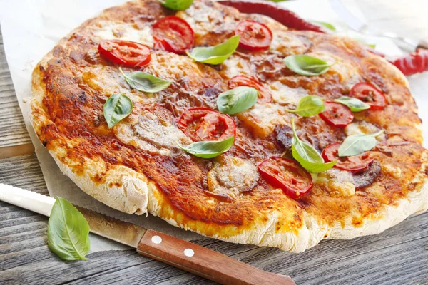 Pizza com salame e manjericão caseiro — Fotografia de Stock