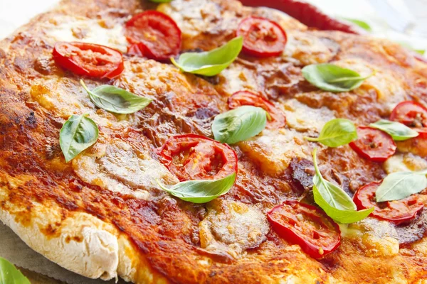 Pizza salami en basilicum zelfgemaakte — Stockfoto