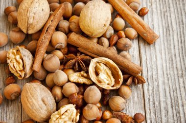 ahşap zemin üzerine baharat ve kuruyemiş