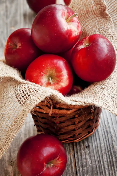 Cesta de maçãs vermelhas — Fotografia de Stock