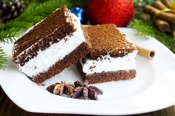 Kue krim pada latar belakang dekorasi Natal — Stok Foto