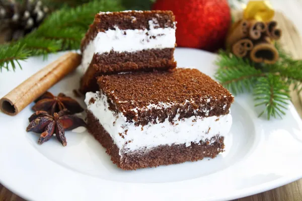 Cream cookies on Christmas decoration background — Stock Photo, Image