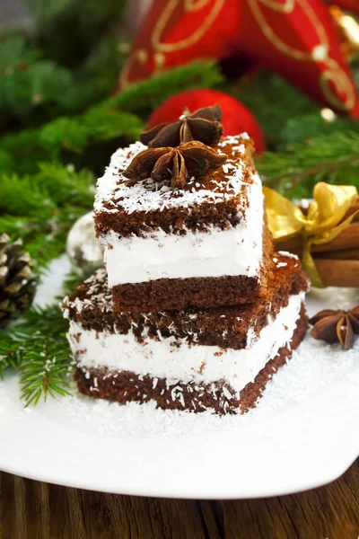 Bolachas de creme com flocos de coco e decoração de Natal — Fotografia de Stock