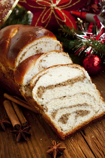 クリスマス装飾背景に甘いパン — ストック写真