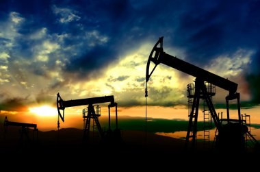 gün batımı arka planda çalışan petrol pompaları