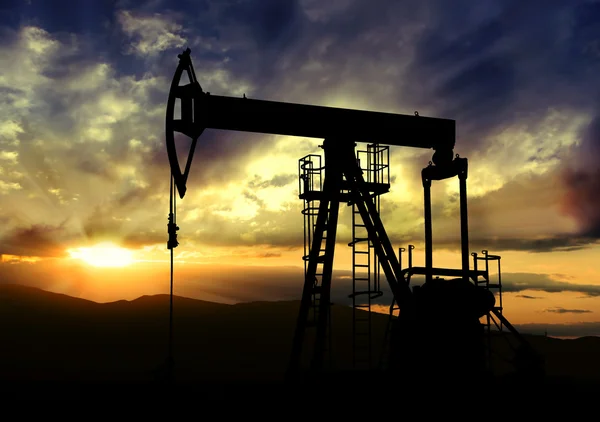 Oliepomp op zonsondergang achtergrond — Stockfoto