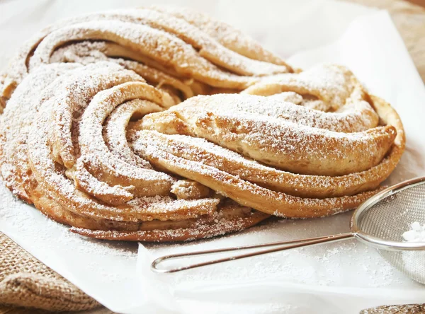 Pan dulce trenzado con azúcar en polvo —  Fotos de Stock