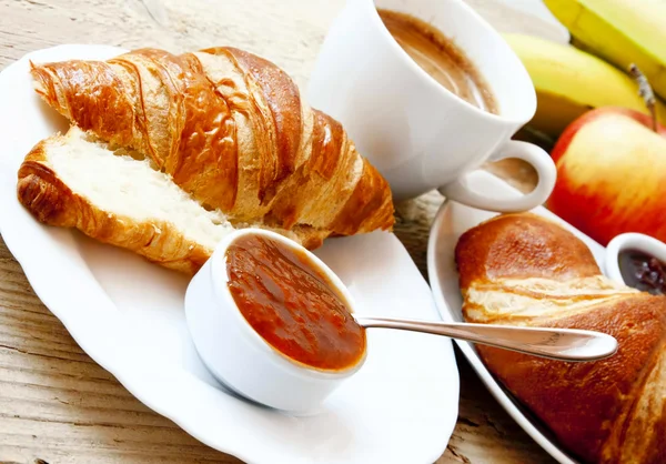 Kahvaltı croissants ile Fransız
